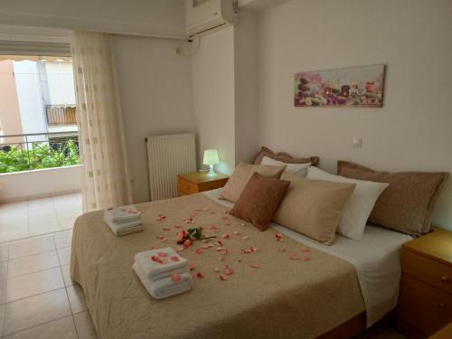 Un dormitorio con una cama con flores. en Nicholas House ! en Chalkida