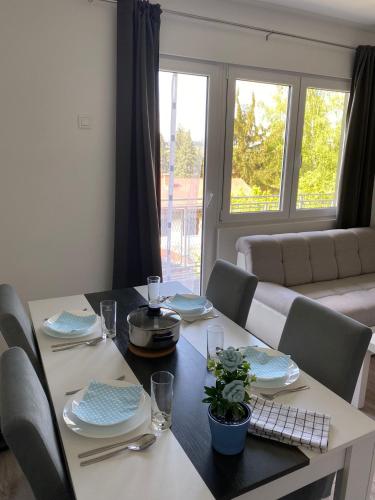 a dining room with a table with chairs and a dining room at Apartman Jorgos in Soko Banja