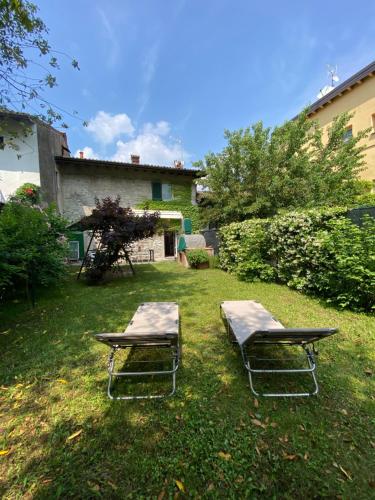 dos mesas de picnic en el patio de una casa en Il Giardino Segreto Sulzano, en Sulzano