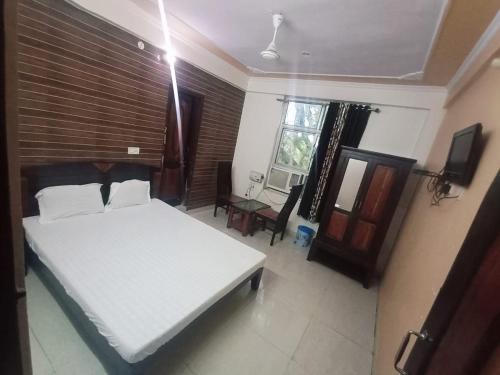 Un pat sau paturi într-o cameră la Hotel Surya Palace