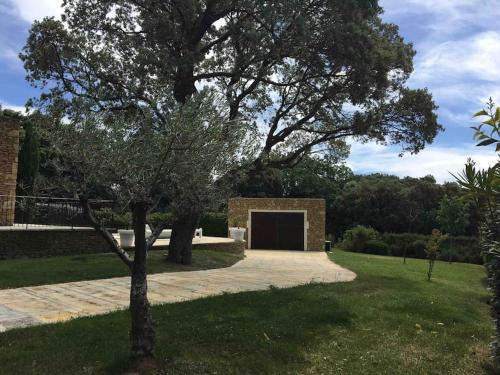 Κήπος έξω από το Belle villa avec piscine intérieure et piscine extérieure Gite Les Aiguiers