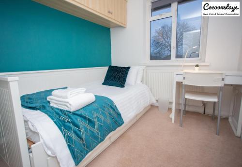 Säng eller sängar i ett rum på Cocooonstays Short Lets & Serviced Accommodation Hayes