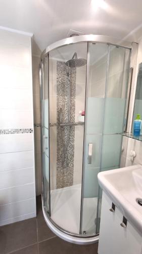une douche en verre dans une salle de bain avec un lavabo dans l'établissement Studio 