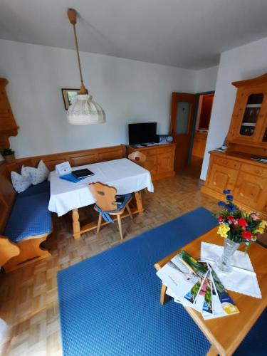 a living room with a table and a dining room at Ferienwohnung Evi in Sankt Gilgen