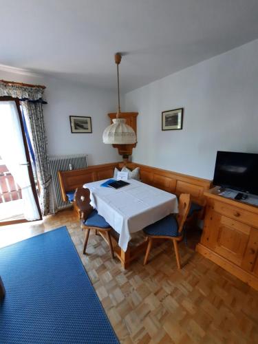 ein Esszimmer mit einem weißen Tisch und Stühlen in der Unterkunft Ferienwohnung Evi in Sankt Gilgen