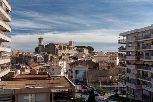 Modern 3 bedroom 3 bathroom apartment for rent near Cannes Old Town walking distance to Palais - 2000