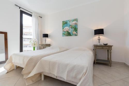 deux lits dans une chambre aux murs blancs dans l'établissement Modern 3 bedroom, 3 bathroom apartment for rent near Cannes Old Town walking distance to Palais - 2000, à Cannes