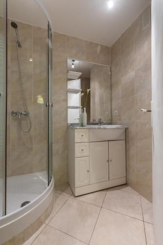 une salle de bain avec douche et lavabo dans l'établissement Modern 3 bedroom, 3 bathroom apartment for rent near Cannes Old Town walking distance to Palais - 2000, à Cannes