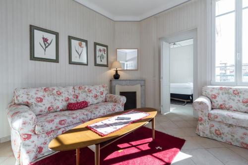 Three bedroom two bathroom apartment in center of Cannes on quiet street minutes from the Palais - 2002