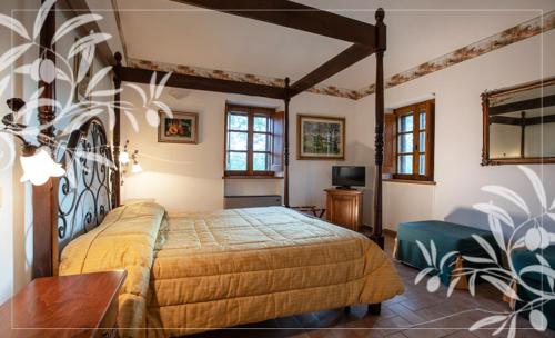 een slaapkamer met een bed en een tafel in een kamer bij Il Colombaio Agriturismo in Montegabbione