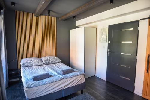 Säng eller sängar i ett rum på Apartament z widokiem na pomnik Kopernika - Rynek Staromiejski