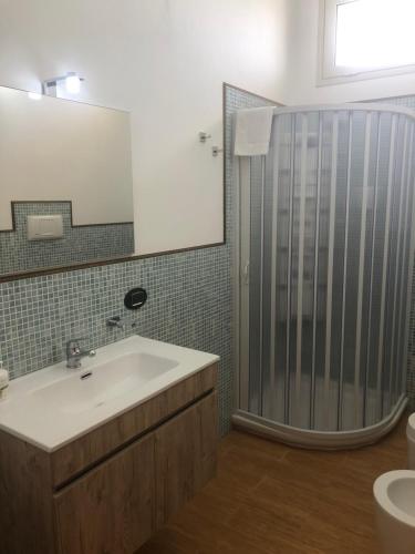 a bathroom with a sink and a shower at Il Tempio Di Hera in Marinella di Selinunte