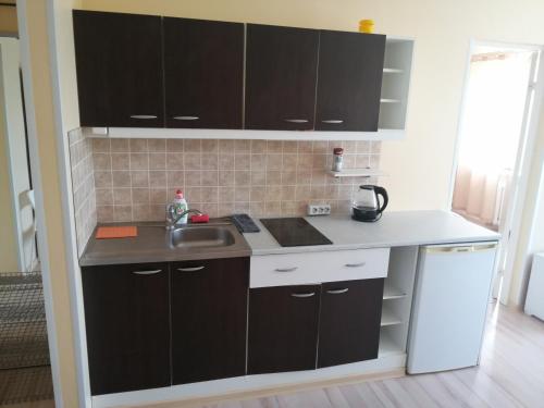 Ett kök eller pentry på Stroomi Residents Apartments