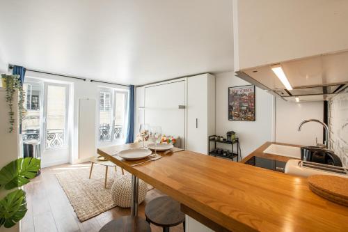 - une cuisine avec une table en bois dans une chambre dans l'établissement SUPER CENTRAL - Sentier Studio - Air Conditioning, à Paris