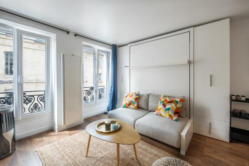 un salon avec un canapé et une table dans l'établissement SUPER CENTRAL - Sentier Studio - Air Conditioning, à Paris