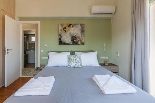 1 dormitorio con 1 cama azul y 2 almohadas en Renaissance Apartment, feeling the heartbeat of Rethymno!, en Rethymno