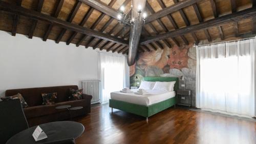 salon z łóżkiem i kanapą w obiekcie Italianway - Barberini Elegantia Apartments Roma w Rzymie