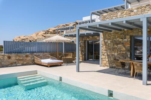 Casa con piscina y patio en Villa Eden in Elia Mykonos, en Ftelia