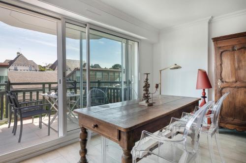 une salle à manger avec une table et des chaises sur un balcon dans l'établissement À 500m de la plage, appartement pour 7, à La Baule