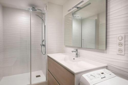 Kúpeľňa v ubytovaní À 500m de la plage, appartement pour 7