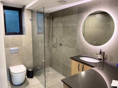 スレッドボにあるTyrola Eleven Thredboのシャワー、トイレ、洗面台を備えたバスルーム