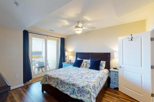 1 dormitorio con 1 cama y vistas al océano en The Sanctuary - Sunset Haven B335, en Virginia Beach