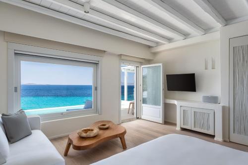 Телевизор и/или развлекательный центр в Villa Santa Esmeralda Mykonos