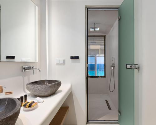 Ванная комната в Villa Santa Esmeralda Mykonos