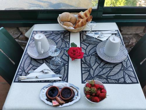 une table avec une assiette de nourriture et un panier de pain dans l'établissement Le Moulin du Temps, à Corbés