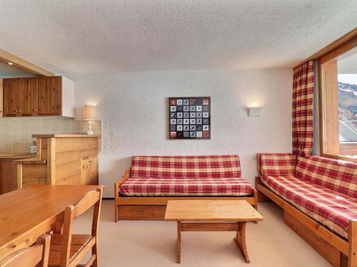 un salon avec un canapé et une table dans l'établissement Charmant 2 Pièces au Pied des Pistes avec Balcon Sud - Les Allues - FR-1-182-126, à Méribel