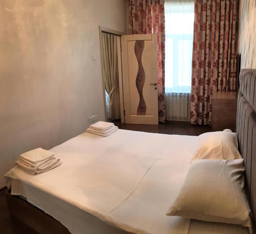 Кровать или кровати в номере Central Baku Luxury Apartment on Nizami Street