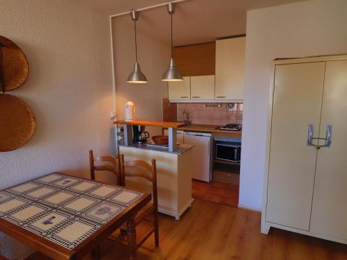 Photo de la galerie de l'établissement Appartement 2 pièces avec garage à Sète, proche plage - FR-1-472A-187, à Sète