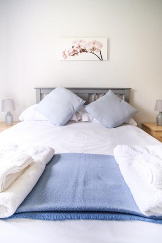 Ein Bett oder Betten in einem Zimmer der Unterkunft The Oystercatcher At The Bay, Filey