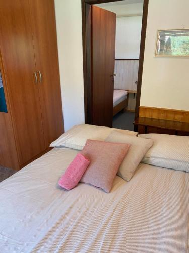 - 2 oreillers au-dessus du lit dans l'établissement Apartma Anton, à Kranjska Gora