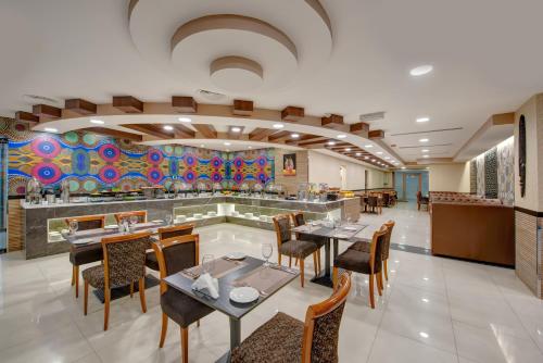 ein Restaurant mit Tischen und Stühlen und eine Bar in der Unterkunft City Stay Premium Hotel Apartments in Dubai