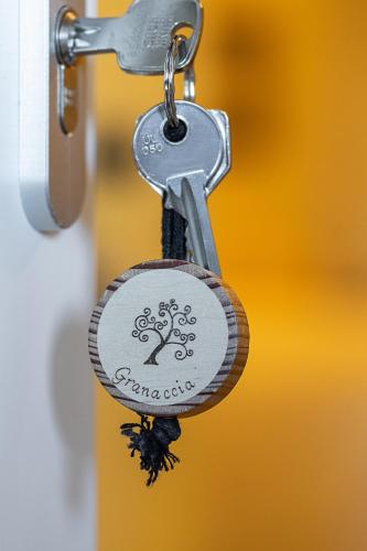a key chain with a tree on it at Agriturismo L’Orto di Muma in Gorleri