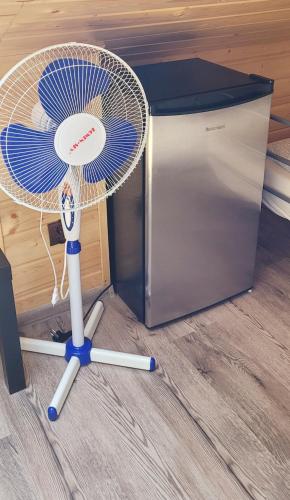 a fan sitting on the floor next to a box at Noclegi u Eli Zator Energylandia in Zator