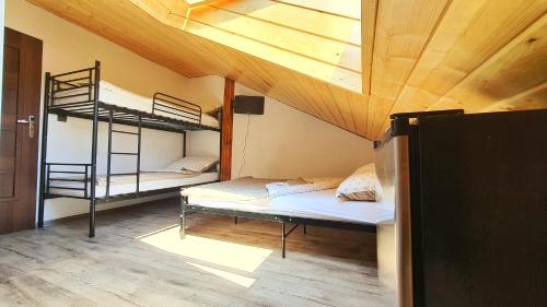 um quarto com 2 beliches e um tecto de madeira em Noclegi u Eli Zator Energylandia em Zator