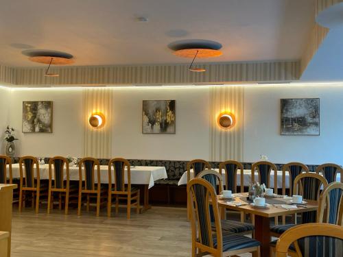 a dining room with a table and chairs at Hotel-Gasthof Hüttensteinach in Sonneberg