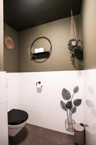 Ванная комната в Hakuna Matata - 4p apartment Groningen Center