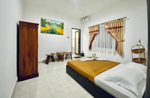 a bedroom with a large bed in a room at Pondok Mimba in Padangbai
