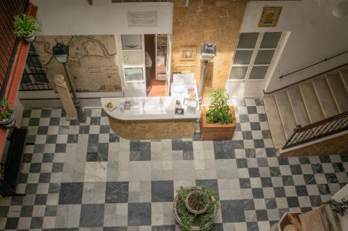 ein Bad mit Badewanne und Waschbecken in der Unterkunft Hotel Alquimia Cadiz in Cádiz
