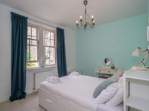 una camera con un letto bianco e una finestra di Pass the Keys Central Spacious Flat At Royal Mile a Edimburgo