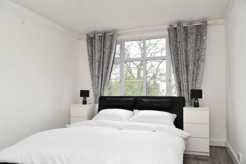 Rúm í herbergi á Bright and spacious 2-Bed Apartment in Sutton