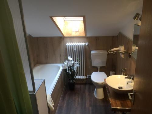 Bathroom sa Landhaus am Forst - Apartments