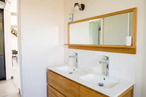 Ванна кімната в Charmante maison pour 5 au coeur de Penmarch