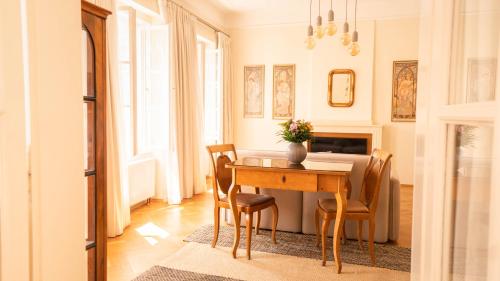 布拉格的住宿－Residence Dvorak，一间带桌椅的用餐室