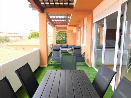 a patio with a table and chairs on a balcony at Ocean Sun & Golf II in San Miguel de Abona