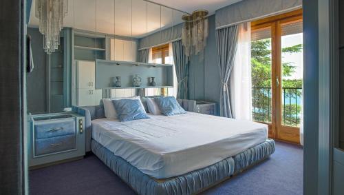 ein Schlafzimmer mit einem großen Bett mit blauen Wänden in der Unterkunft CALA 51 - Smart Stay in Blanes Most Exclusive Cove in Blanes