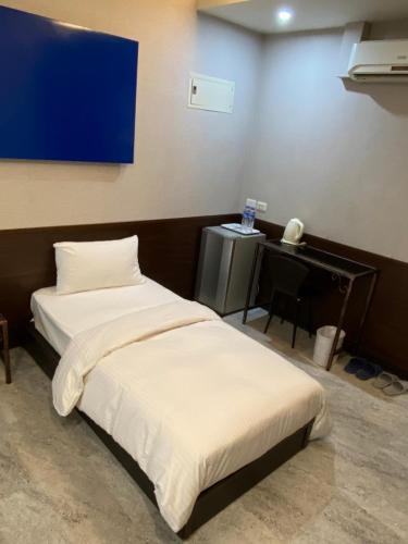 a room with two beds and a desk in it at 苓旅萬年-LIN INN Wan Nian in Taipei